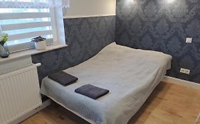 Studio Jutrzenka z łazienką by Apartamenty na dni Wrocław